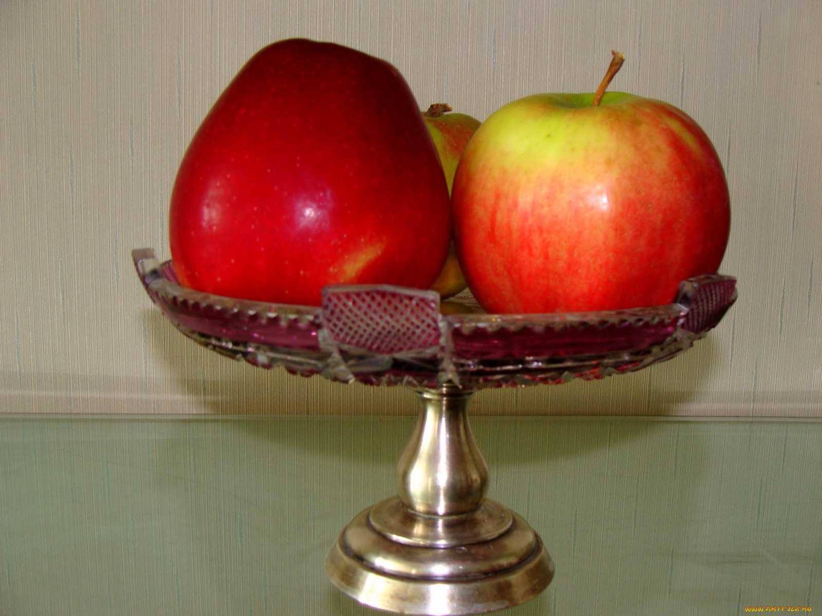 на столе лежало 5 яблок
